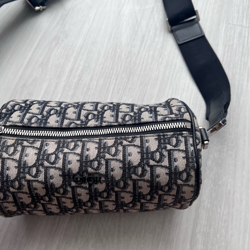 Dior 迪奧 ROLLER OBLIQUE 緹花圓筒包 (中性款)櫃上持續漲價中 #割愛收藏價33800 小圓筒精巧的造型,男生女生背都超級適合👍肩帶是寬肩帶,-10