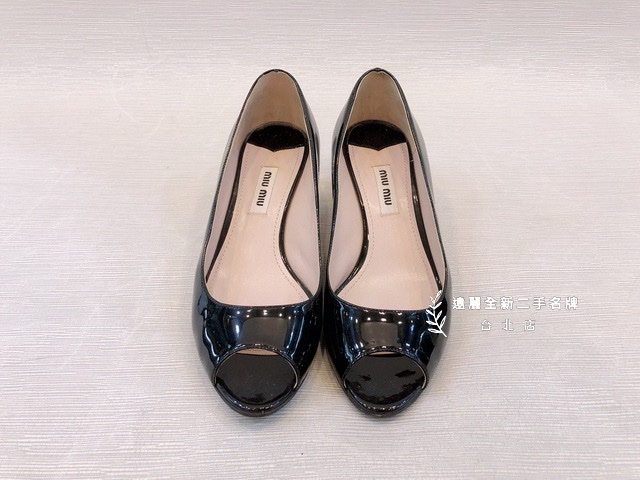 b2794 miu miu黑漆亮魚口包寶石跟鞋-0