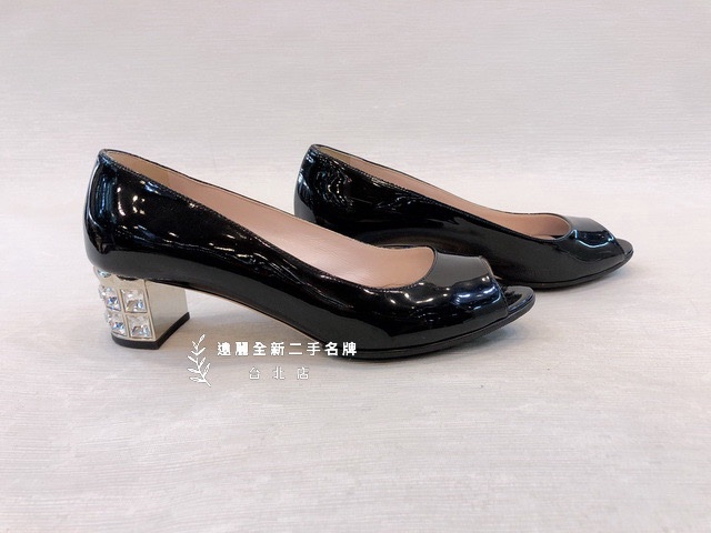 b2794 miu miu黑漆亮魚口包寶石跟鞋-4