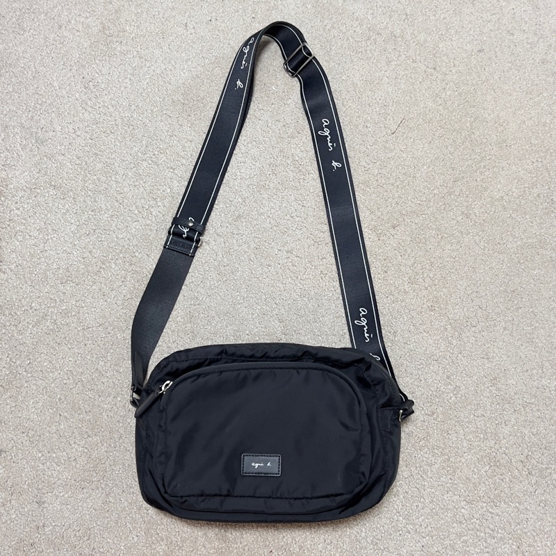 （保留）agnes b. Nylon Shoulder Bag JS18M-02 小皮標 黑色尼龍雙拉鍊斜背包 LOGO寬背帶  熱賣款 單肩包 肩背包 側背包 斜跨包-0