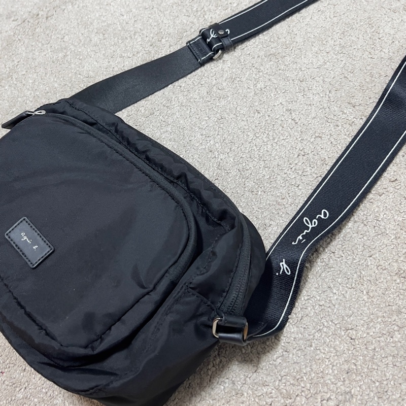 （保留）agnes b. Nylon Shoulder Bag JS18M-02 小皮標 黑色尼龍雙拉鍊斜背包 LOGO寬背帶  熱賣款 單肩包 肩背包 側背包 斜跨包-1