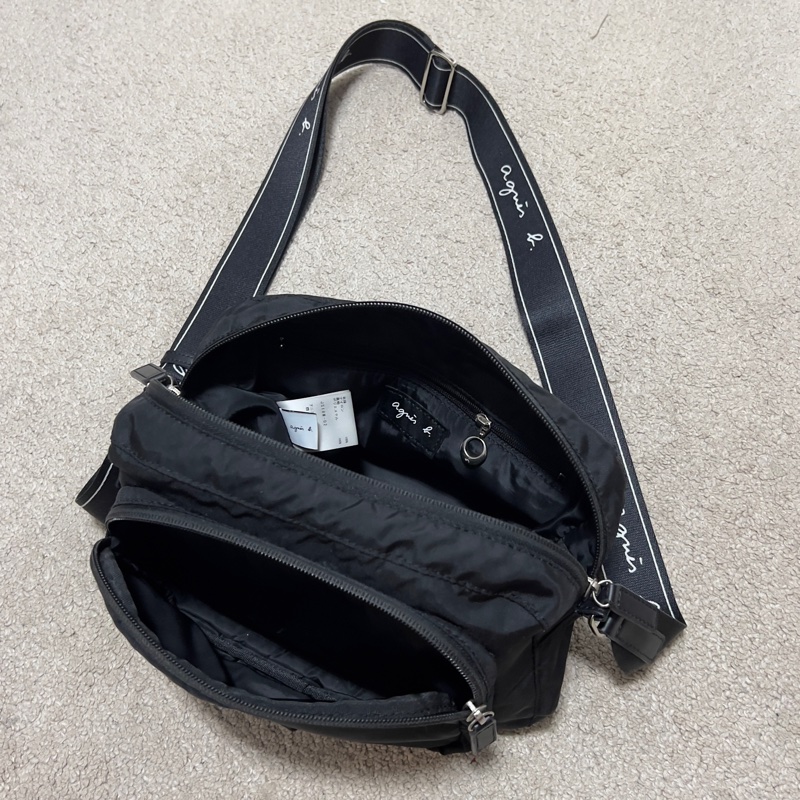 （保留）agnes b. Nylon Shoulder Bag JS18M-02 小皮標 黑色尼龍雙拉鍊斜背包 LOGO寬背帶  熱賣款 單肩包 肩背包 側背包 斜跨包-2