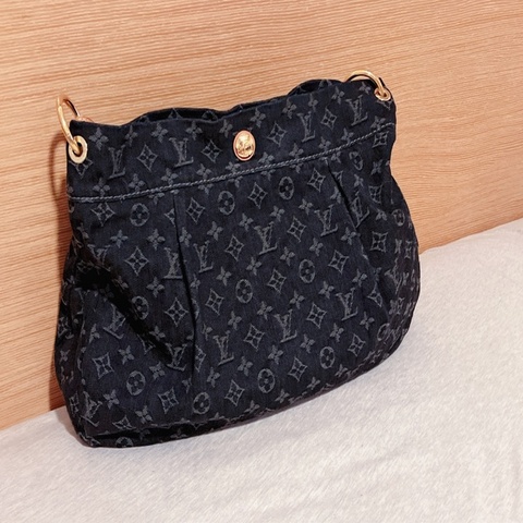 LV黑色肩背丹寧包