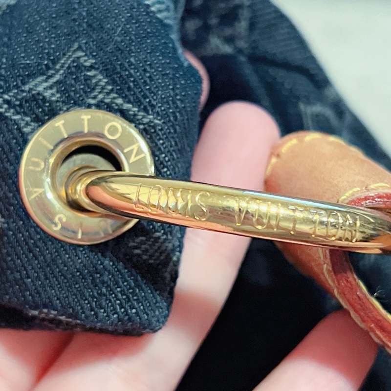 LV黑色肩背丹寧包-3