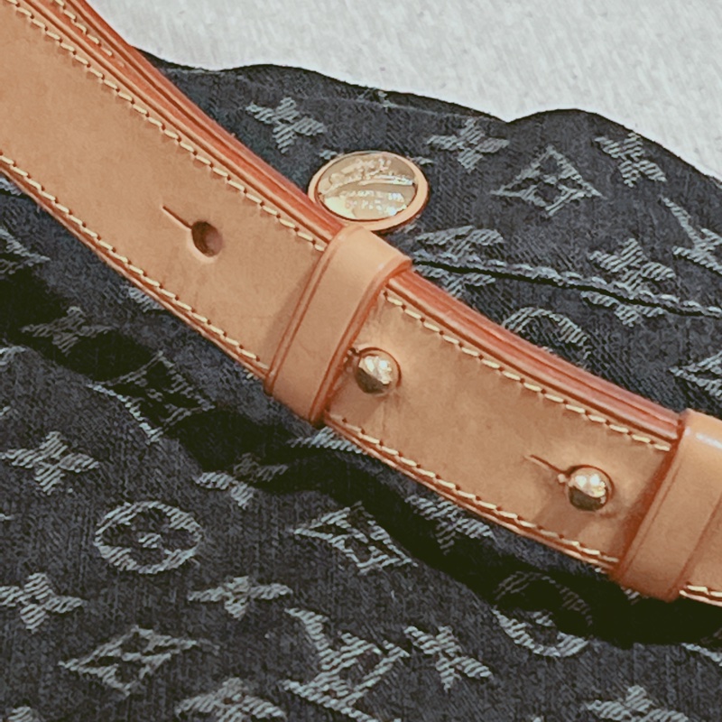 LV黑色肩背丹寧包-6