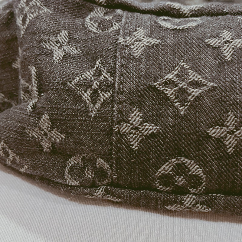 LV黑色肩背丹寧包-7