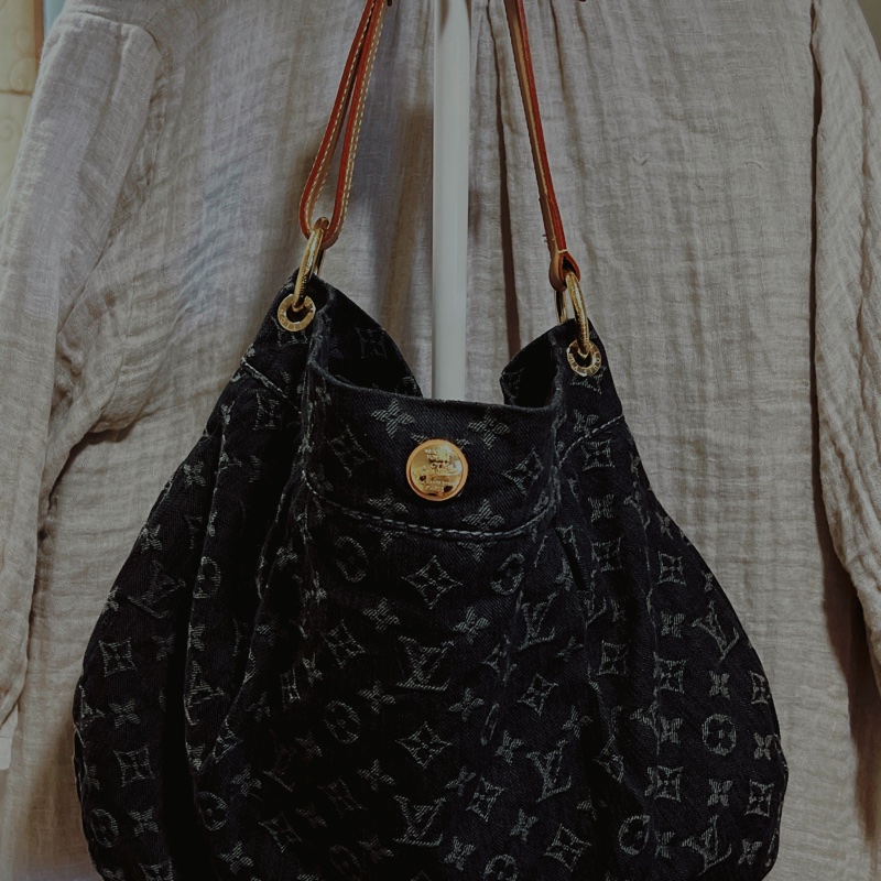 LV黑色肩背丹寧包-8