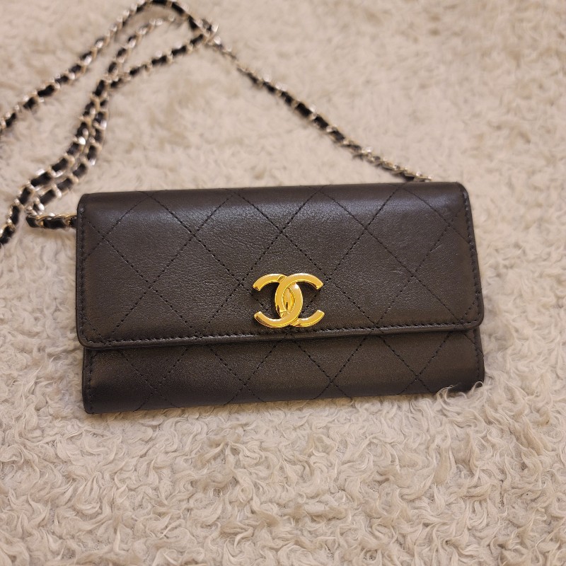 CHANEL 香奈兒 旋轉扣牛皮黑銀長夾-1