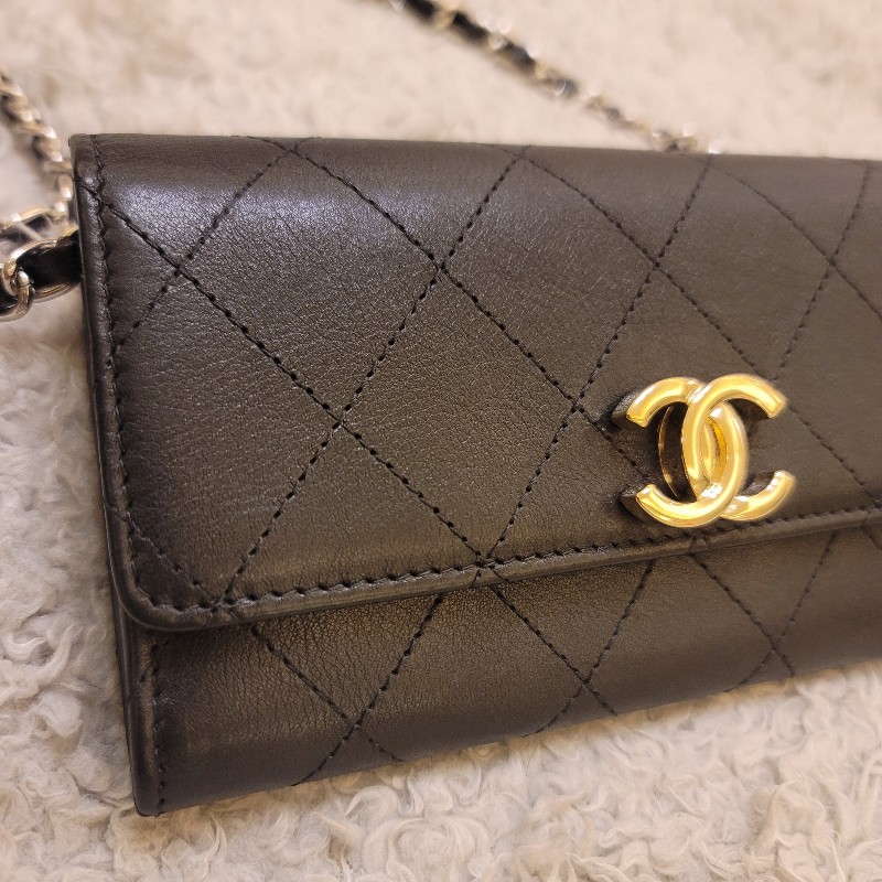 CHANEL 香奈兒 旋轉扣牛皮黑銀長夾-6