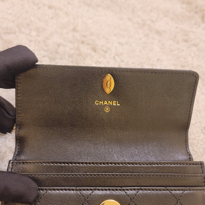 CHANEL 香奈兒 旋轉扣牛皮黑銀長夾-9