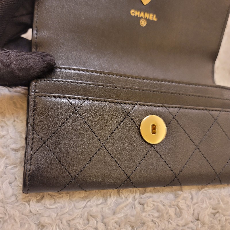 CHANEL 香奈兒 旋轉扣牛皮黑銀長夾-11