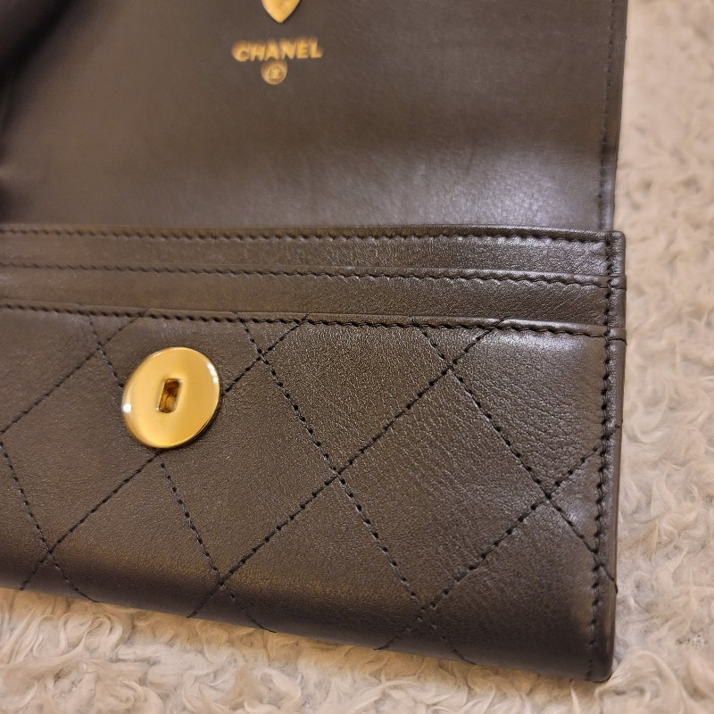 CHANEL 香奈兒 旋轉扣牛皮黑銀長夾-12