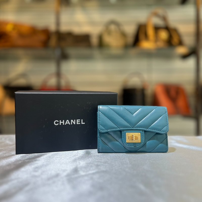 [舊愛新歡] CHANEL湖水藍2.55山型紋羊皮翻扣零錢卡包-0