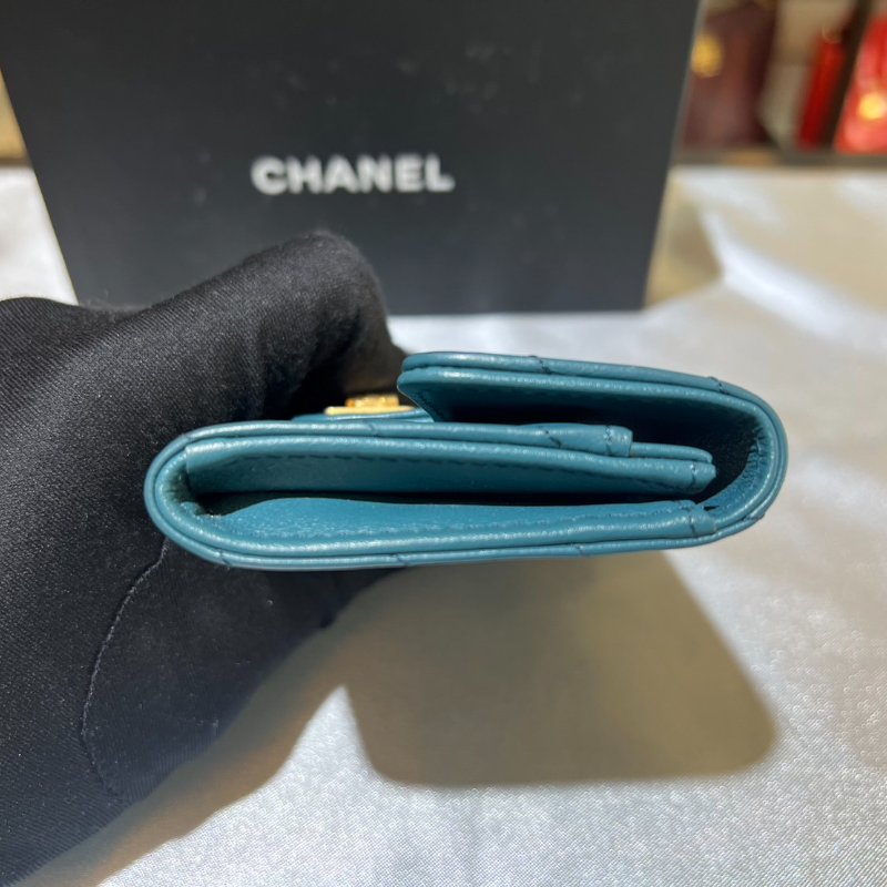 [舊愛新歡] CHANEL湖水藍2.55山型紋羊皮翻扣零錢卡包-3