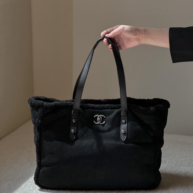 Chanel 書包扣麂皮毛絨托特包-0
