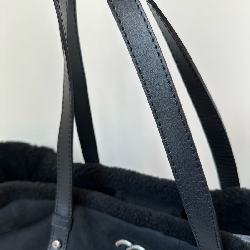 Chanel 書包扣麂皮毛絨托特包-1