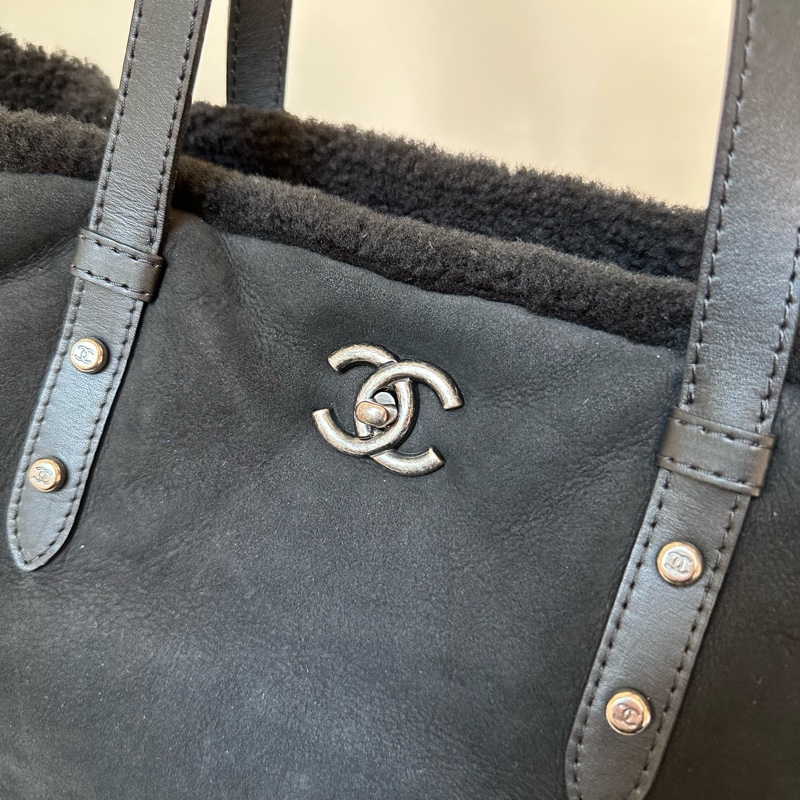 Chanel 書包扣麂皮毛絨托特包-2
