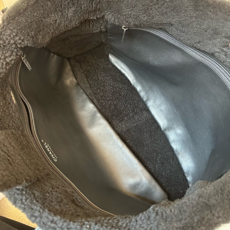 Chanel 書包扣麂皮毛絨托特包-5