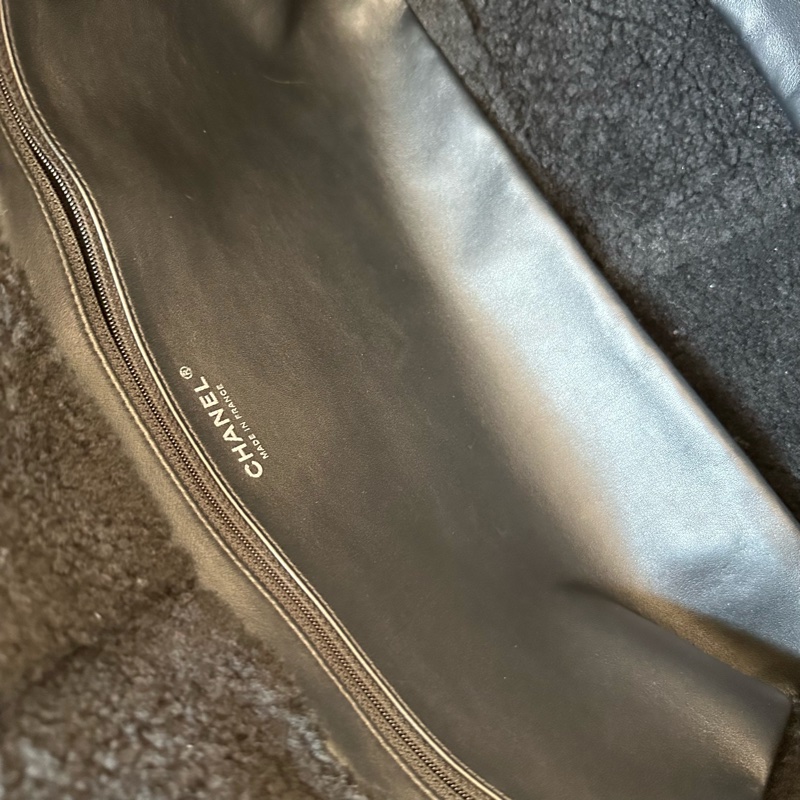 Chanel 書包扣麂皮毛絨托特包-6