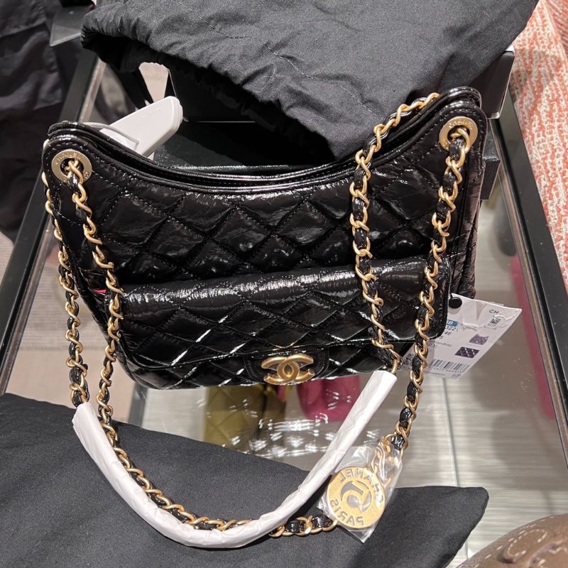 【台灣現貨】CHANEL Hobo 中號經典雙C LOGO牛皮金練斜背包/流浪包(黑/金) 天貓精靈 嬉皮包-1