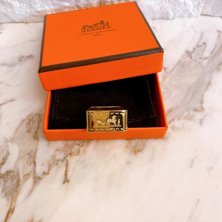 近新正品✨HERMES 愛馬仕經典品牌馬車LOGO方形絲巾釦環(金）-3