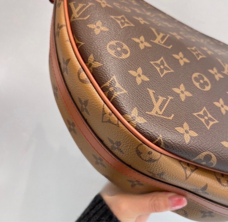 LV路易威登 LOOP HOBO經典 老花腋下包 法棍包 半月包 單肩包-4