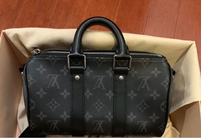 Lv路易威登 KEEPALL BANDOULIERE 25 枕頭包 黑灰-0