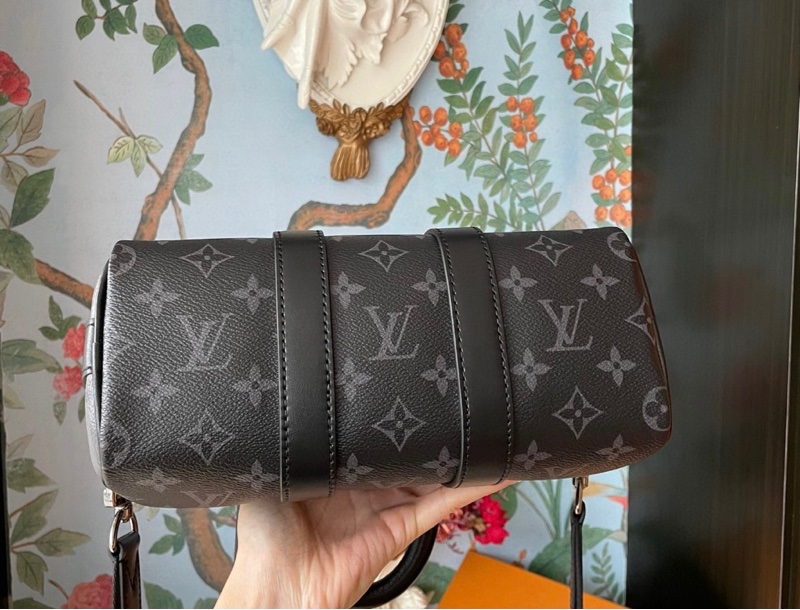 Lv路易威登 KEEPALL BANDOULIERE 25 枕頭包 黑灰-3