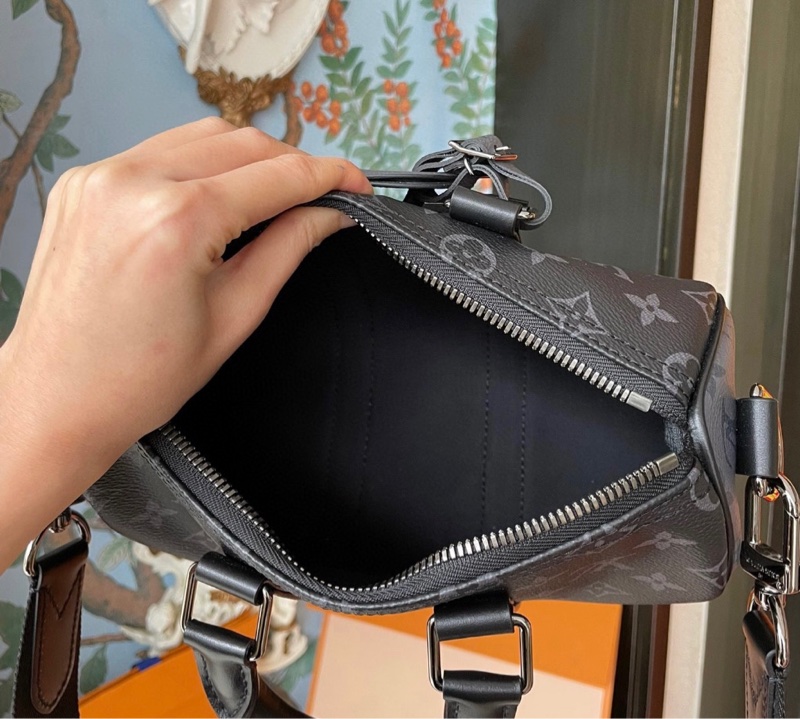 Lv路易威登 KEEPALL BANDOULIERE 25 枕頭包 黑灰-4