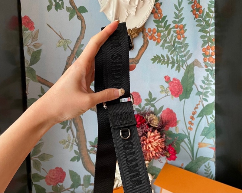 Lv路易威登 KEEPALL BANDOULIERE 25 枕頭包 黑灰-6