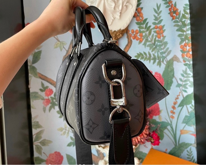 Lv路易威登 KEEPALL BANDOULIERE 25 枕頭包 黑灰-7