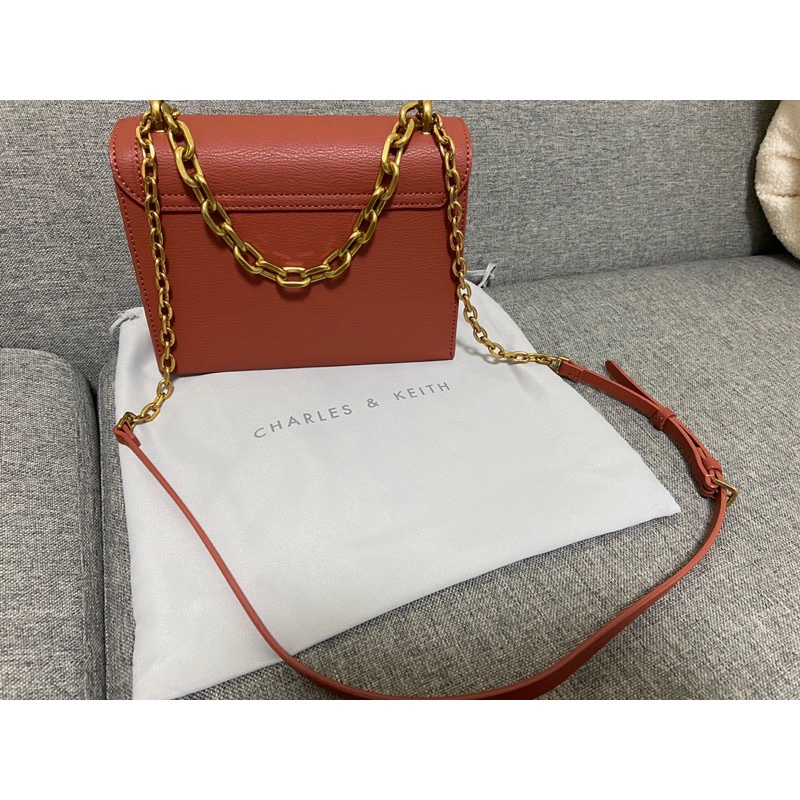 Charles & Keith鍊條掀蓋斜背包-磚紅色-7