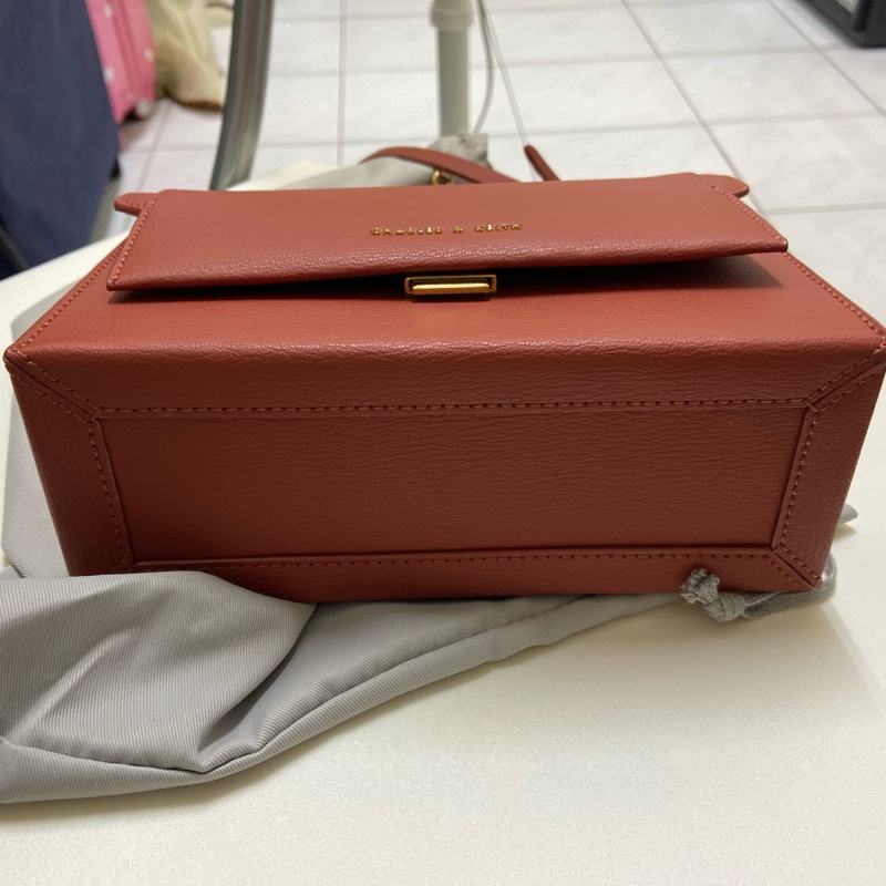 Charles & Keith鍊條掀蓋斜背包-磚紅色-8