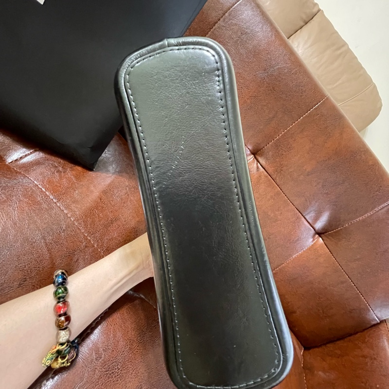 CHANEL 香奈兒 黑白熊貓色 流浪包-17