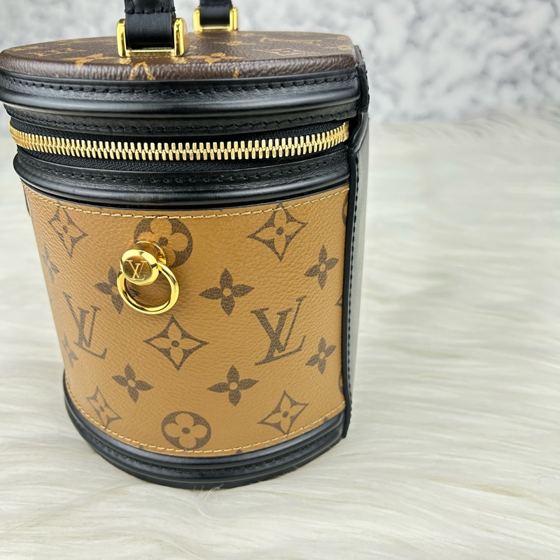 LV  M43986  Cannes 雙色老花手提斜背圓筒包/發財桶  ⭕️目前櫃上售價$92000元  超值優惠-9