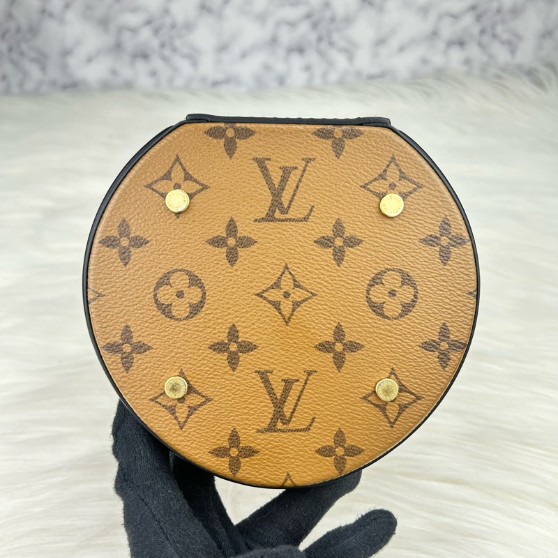 LV  M43986  Cannes 雙色老花手提斜背圓筒包/發財桶  ⭕️目前櫃上售價$92000元  超值優惠-12