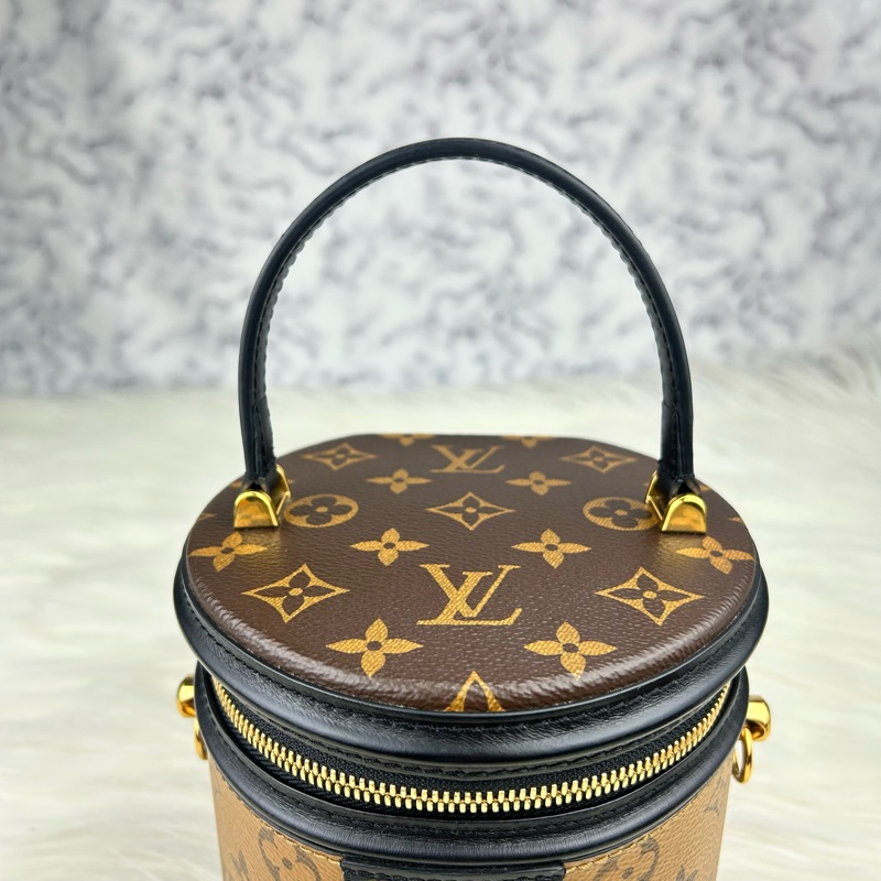 LV  M43986  Cannes 雙色老花手提斜背圓筒包/發財桶  ⭕️目前櫃上售價$92000元  超值優惠-14