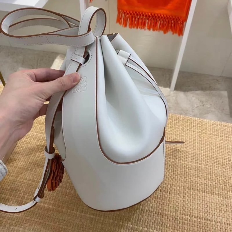 Loewe Mini 迷你納帕 Nappa 小牛皮氣球包 白色-3