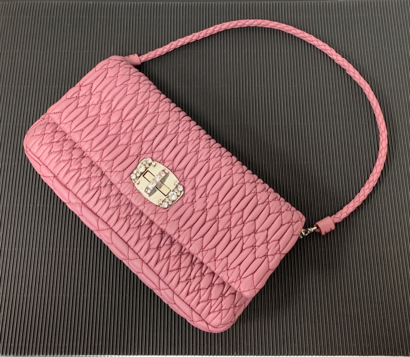 粉色旋風~Miu Miu 經典水晶背帶皺摺皮包-0