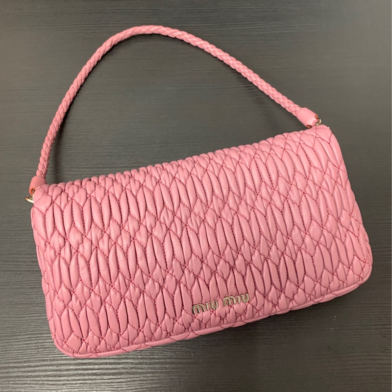 粉色旋風~Miu Miu 經典水晶背帶皺摺皮包-2