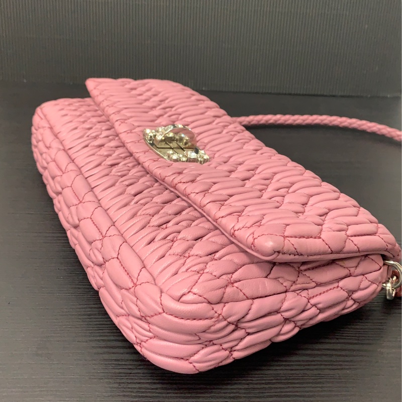 粉色旋風~Miu Miu 經典水晶背帶皺摺皮包-3