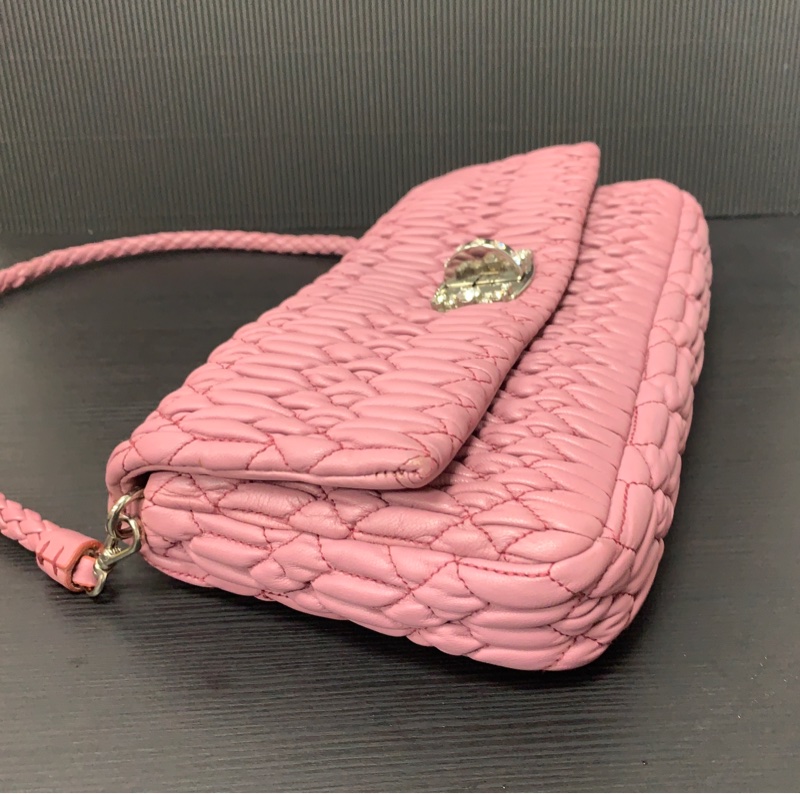 粉色旋風~Miu Miu 經典水晶背帶皺摺皮包-4