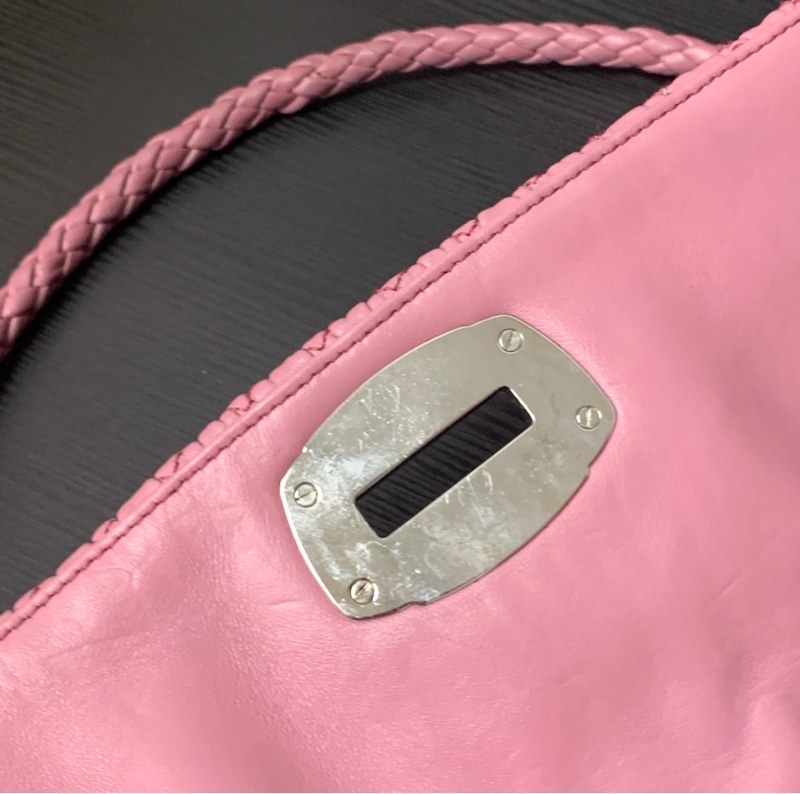 粉色旋風~Miu Miu 經典水晶背帶皺摺皮包-6