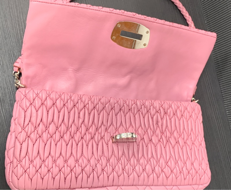 粉色旋風~Miu Miu 經典水晶背帶皺摺皮包-7