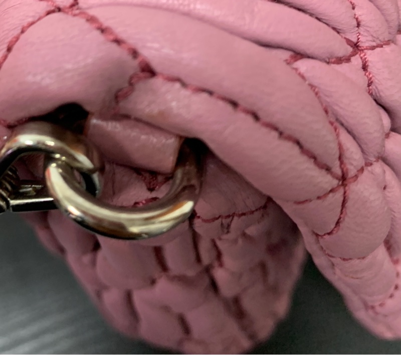 粉色旋風~Miu Miu 經典水晶背帶皺摺皮包-10