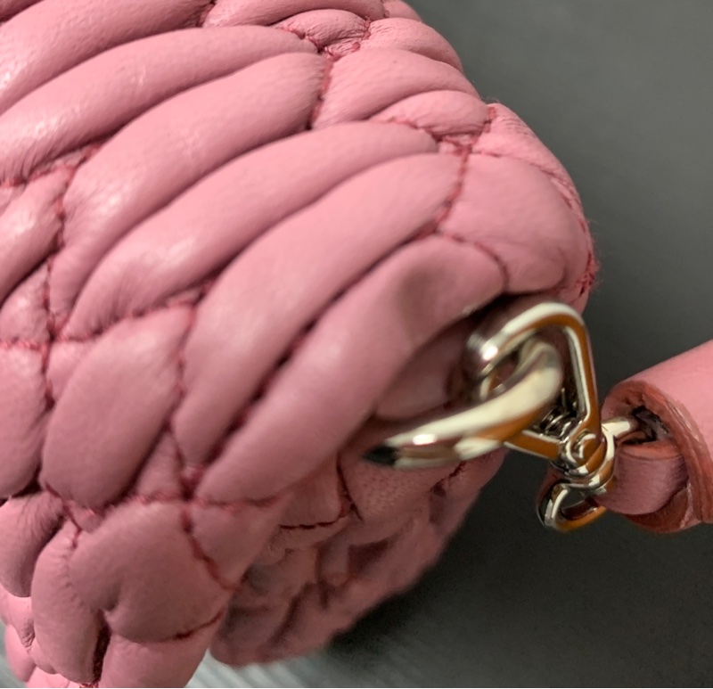 粉色旋風~Miu Miu 經典水晶背帶皺摺皮包-11