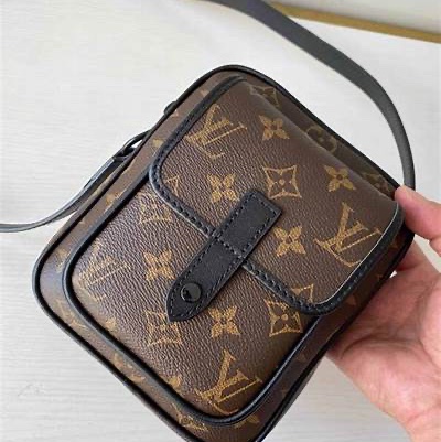 極新 LV christopher 斜背包 男女皆宜 相機包Louis Vuitton M69404-1