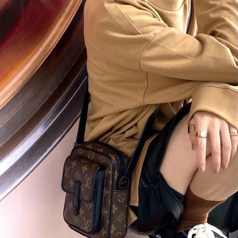 極新 LV christopher 斜背包 男女皆宜 相機包Louis Vuitton M69404-3