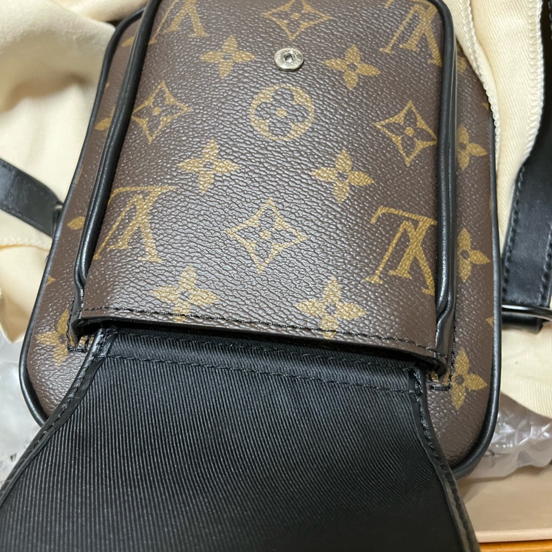 極新 LV christopher 斜背包 男女皆宜 相機包Louis Vuitton M69404-5