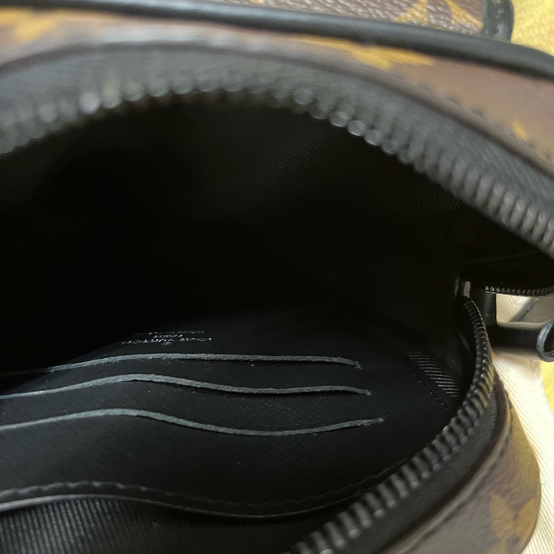 極新 LV christopher 斜背包 男女皆宜 相機包Louis Vuitton M69404-6